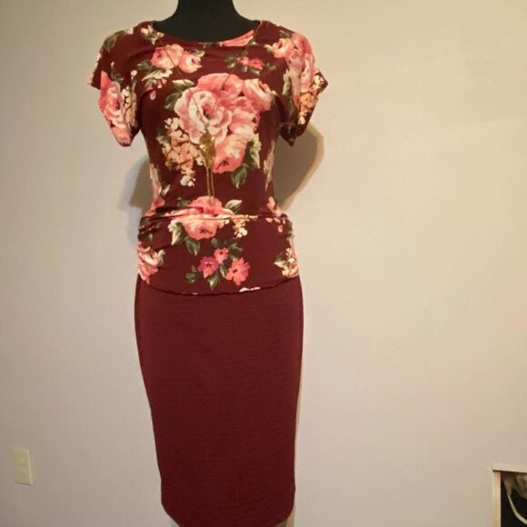 Burgandy skirt and matching floral blouse with removable gold necklace - Picture 1 of 13